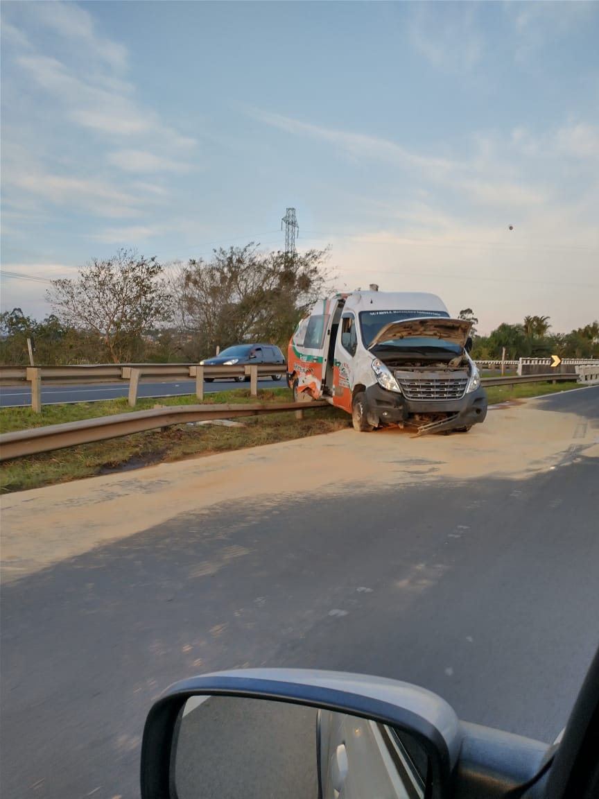 Acidente envolve van na ERS-239 em Parobé