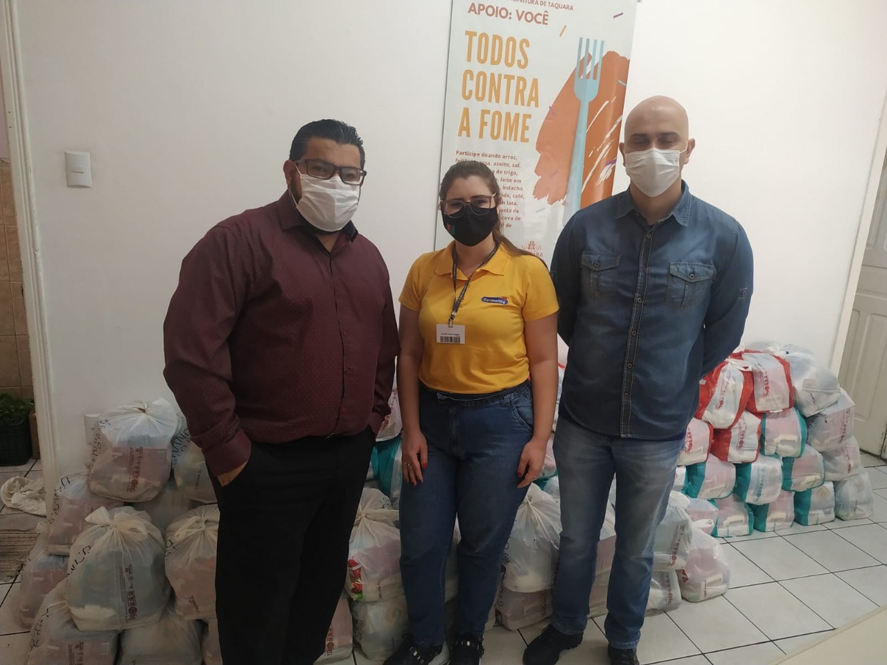 Loja de Taquara realiza campanha de arrecadação e doa cestas básicas ao município