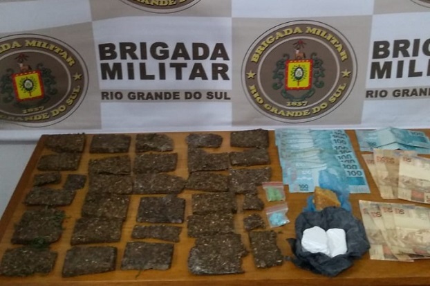 Homem conduzindo carro com placas de Parobé é preso em Gramado com mais de um quilo de drogas