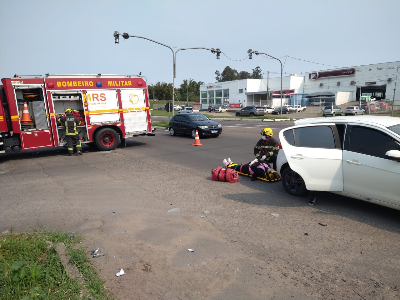 Mulher é encaminhada ao hospital após colisão envolvendo dois veículos na ERS-115 em Taquara