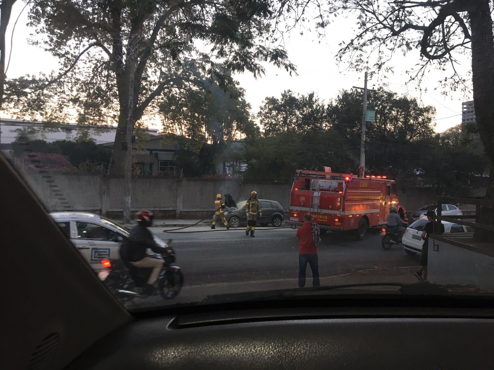 Incêndio atinge veículo no Centro de Parobé