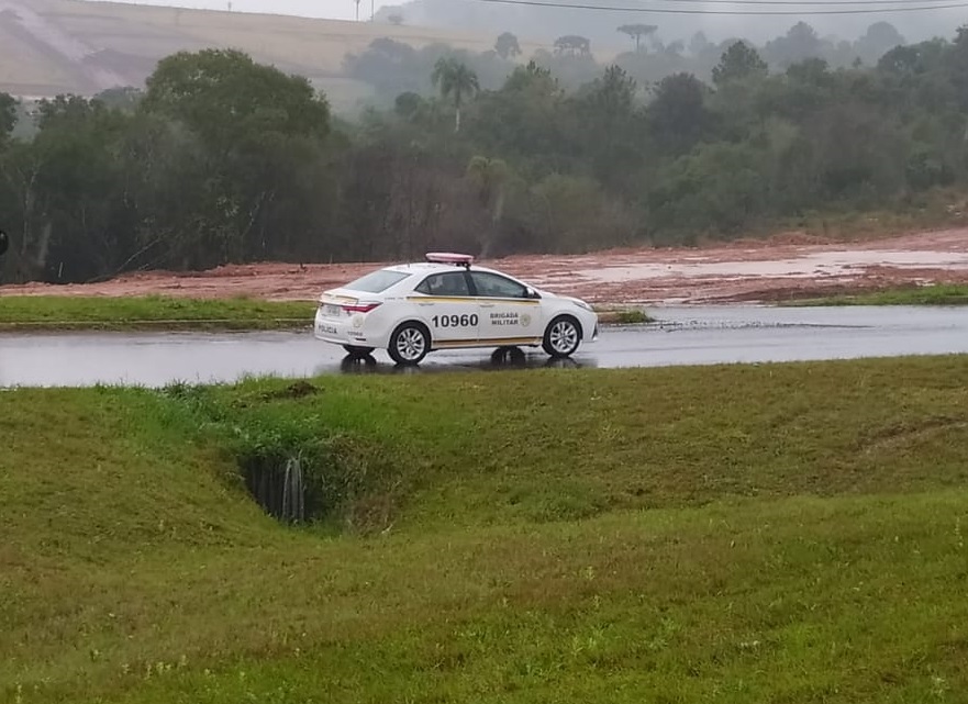 Dupla que transportava 400 kg de maconha e fugiu para matagal é presa pela BM