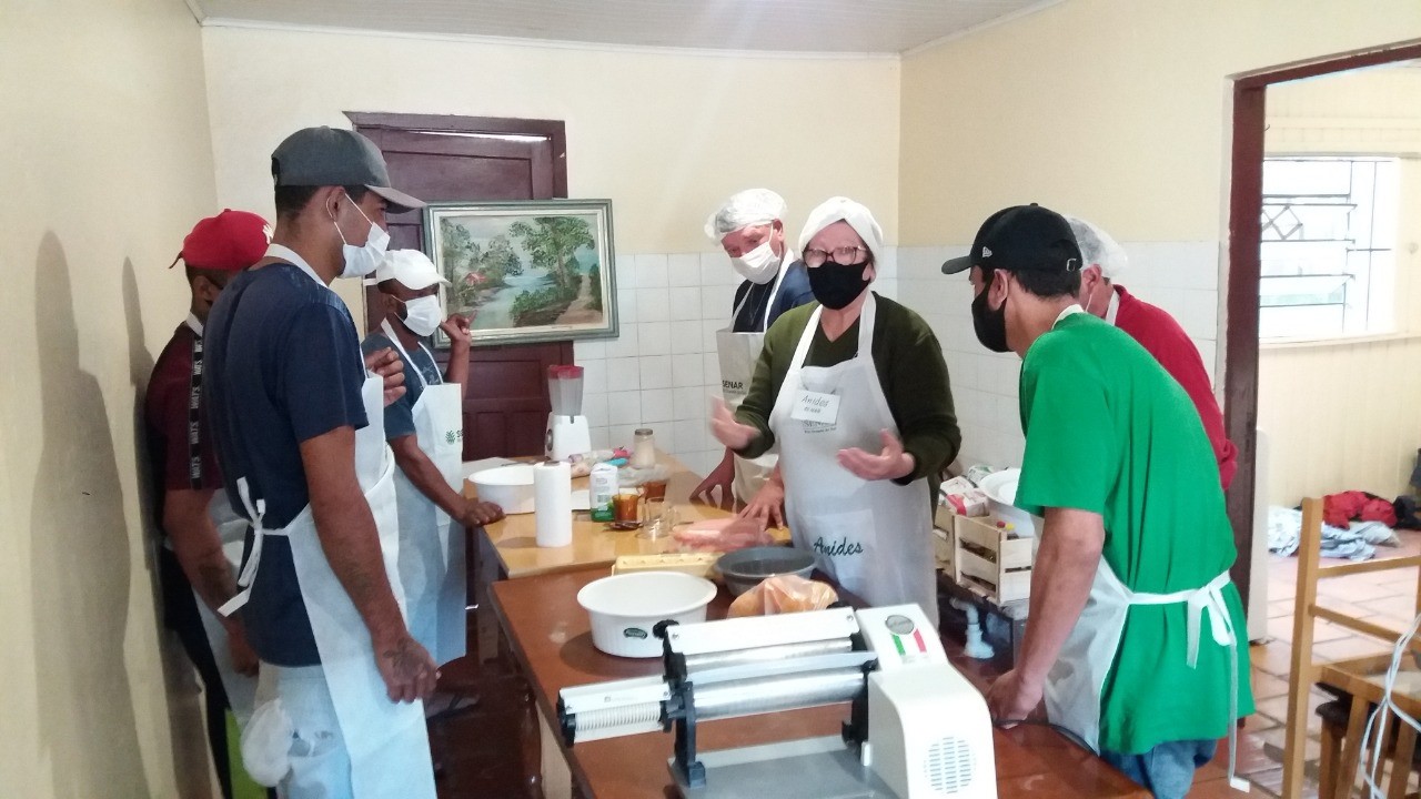 Pessoas em situação de rua recebem curso de panificação em Taquara
