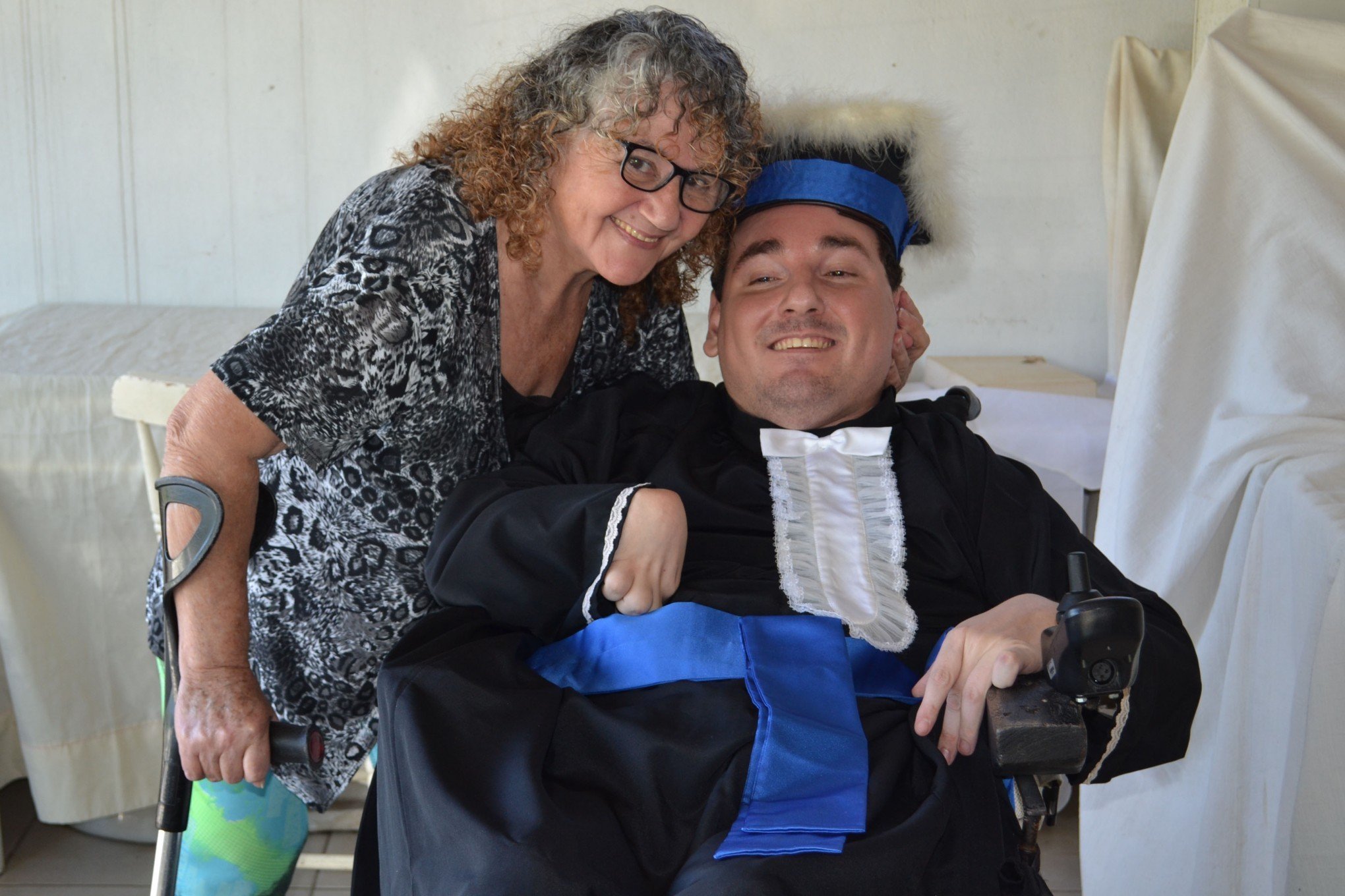 Igrejinhense com paralisia cerebral recebe diploma de Administração