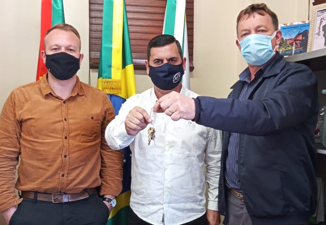 Prefeito em exercício de Riozinho, Joir Paulo da Silva, recebe visitas no gabinete