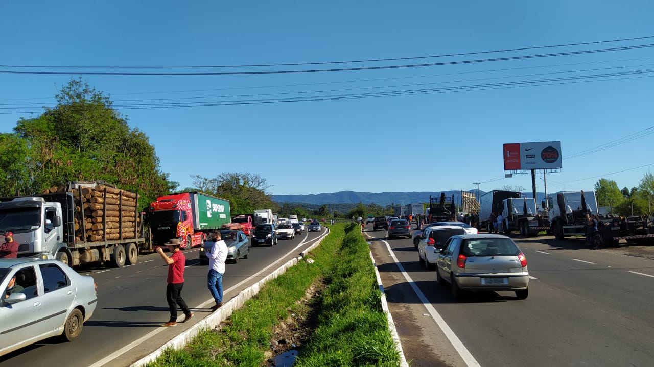 Manifestação dos caminhoneiros na ERS-239 em Taquara segue provocando lentidão no fluxo de veículos