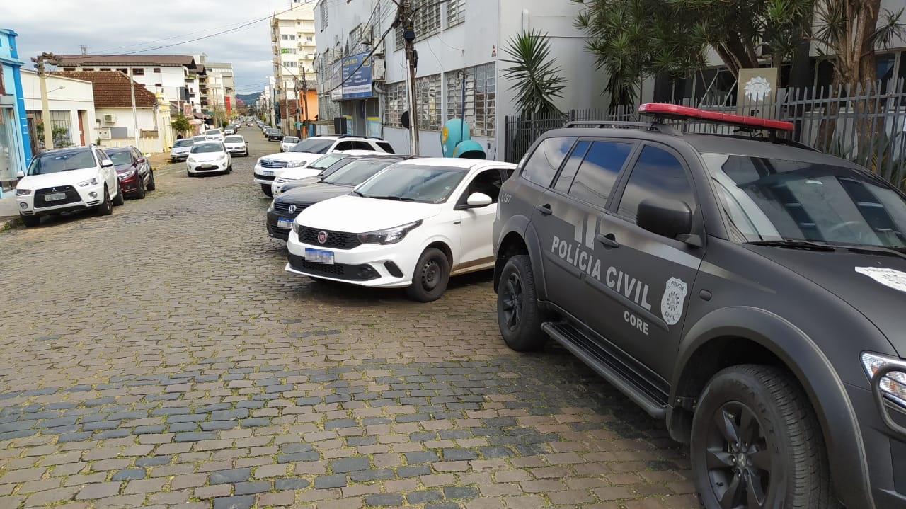 Suspeitos de integrarem facção que extorquia proprietários de estabelecimentos comerciais são presos em Taquara