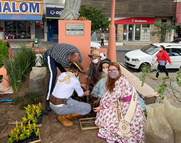 Empresas e moradores de Taquara adotam canteiros da Praça Marechal Deodoro