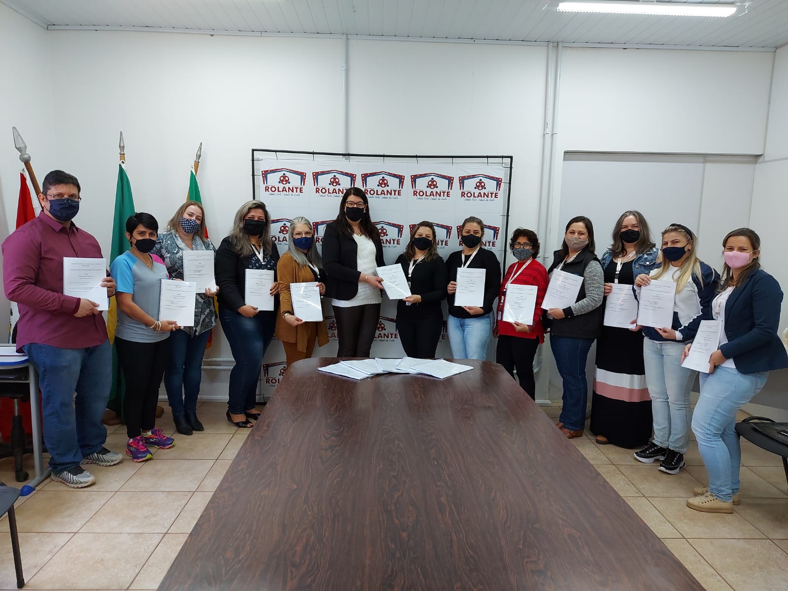 Diretores das escolas da rede municipal de Rolante recebem o novo plano de estudos