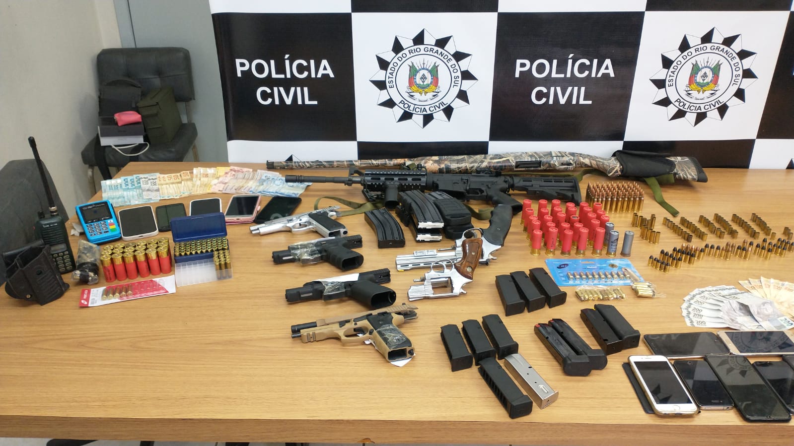 Polícia Civil de Taquara apreende armas, celulares e dinheiro durante investigação de crime de extorsão