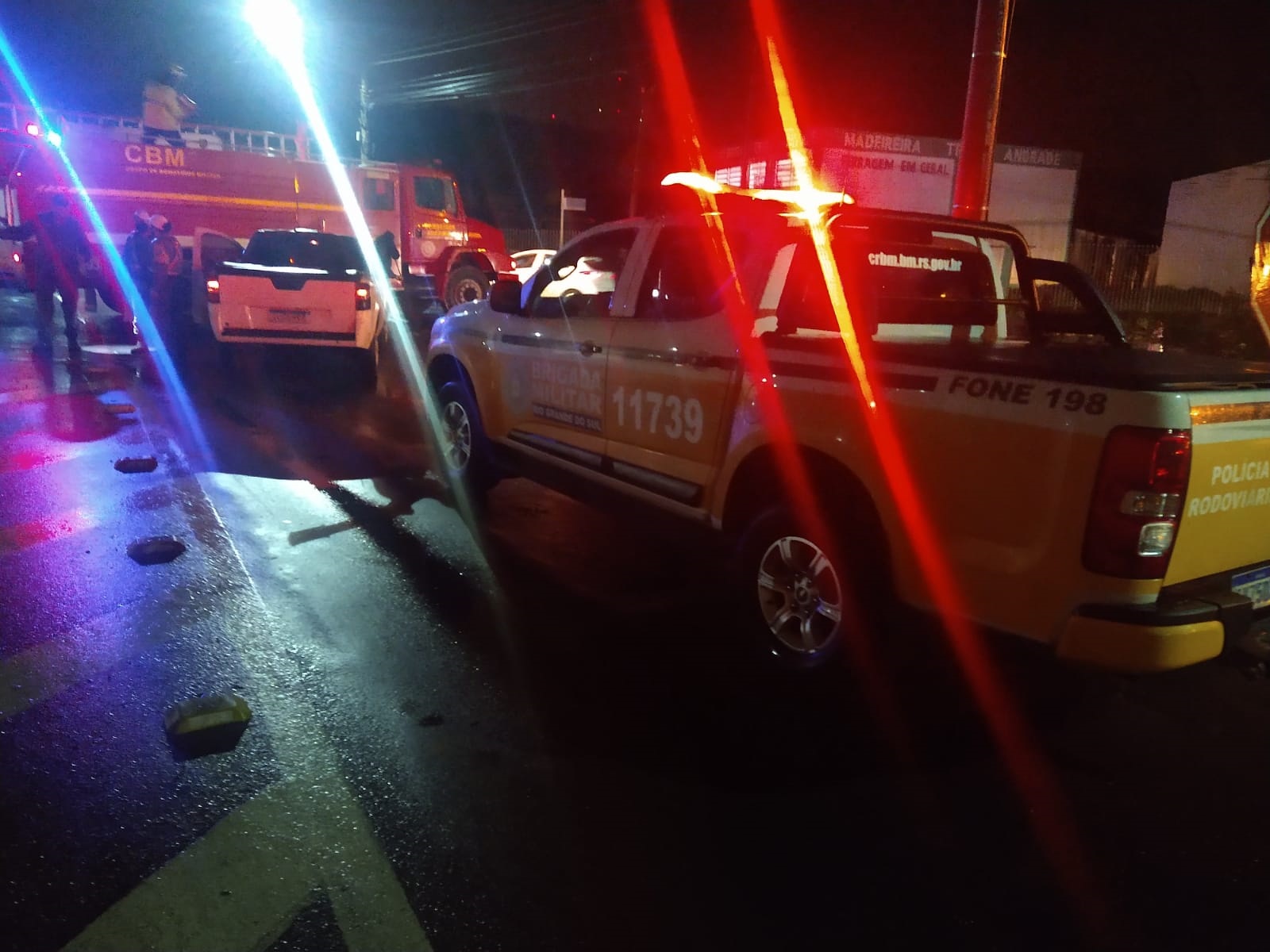 Colisão entre ônibus e carro deixa mulher ferida na ERS-239 em Parobé