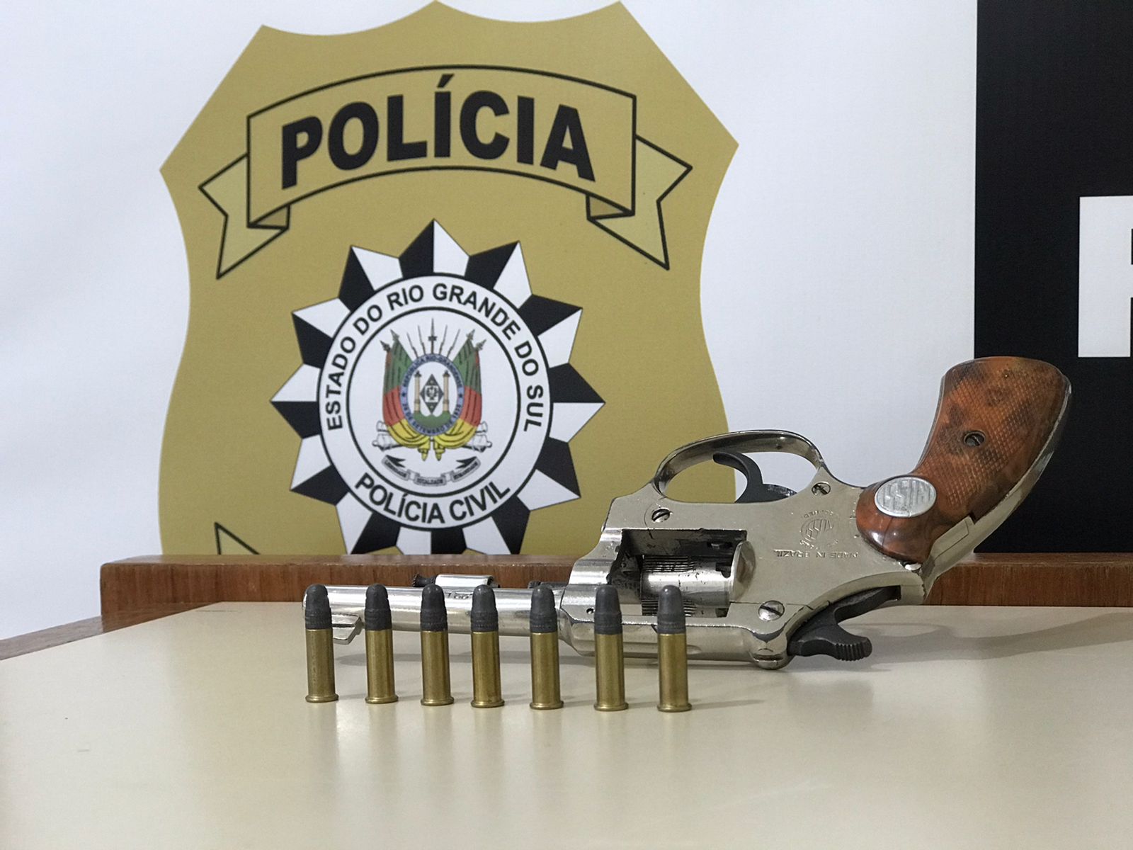 Dois indivíduos são presos e arma é apreendida pela Polícia Civil de Parobé