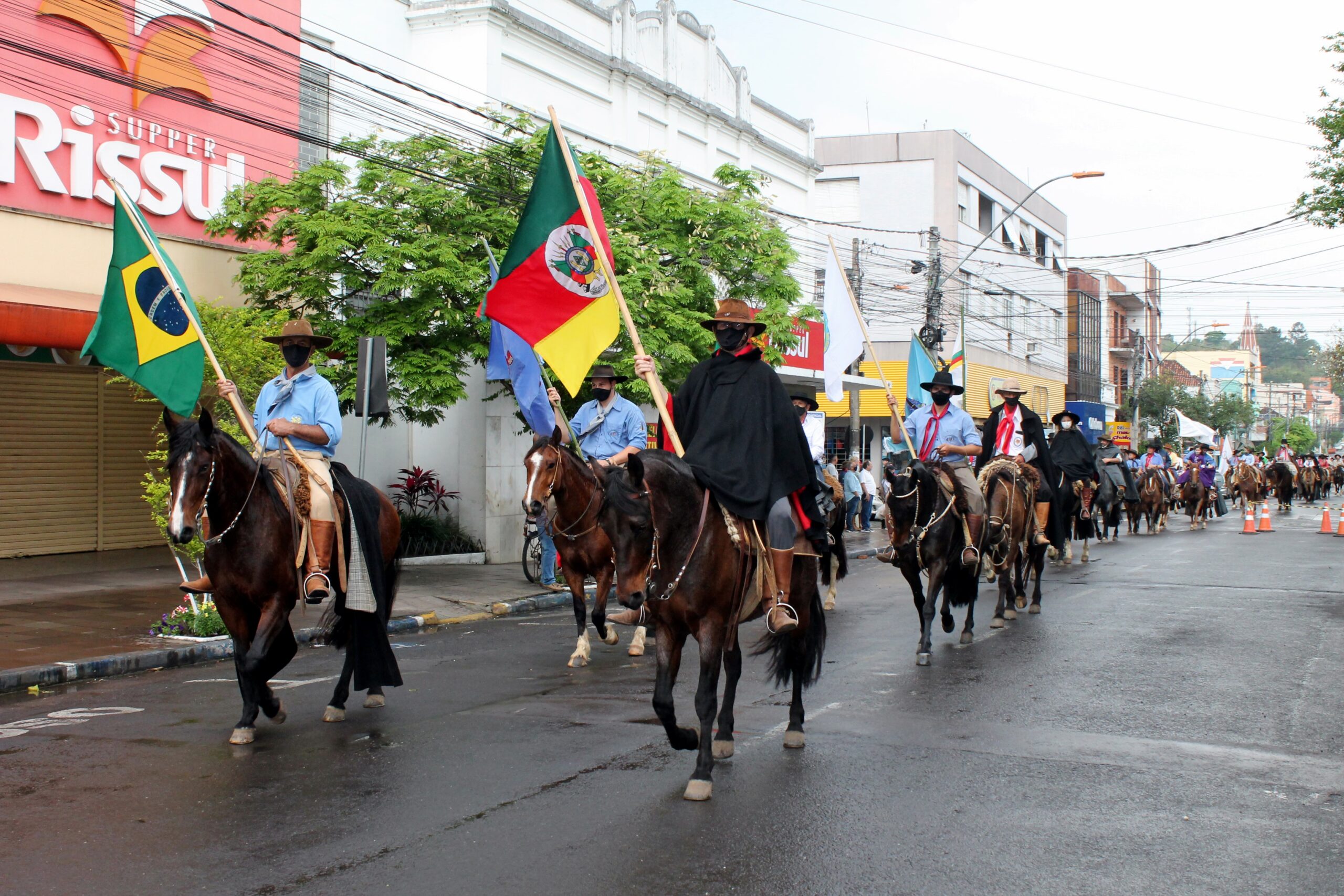 Cavalgada do CTG O Fogão Gaúcho reúne mais de 100 cavaleiros em Taquara; veja fotos