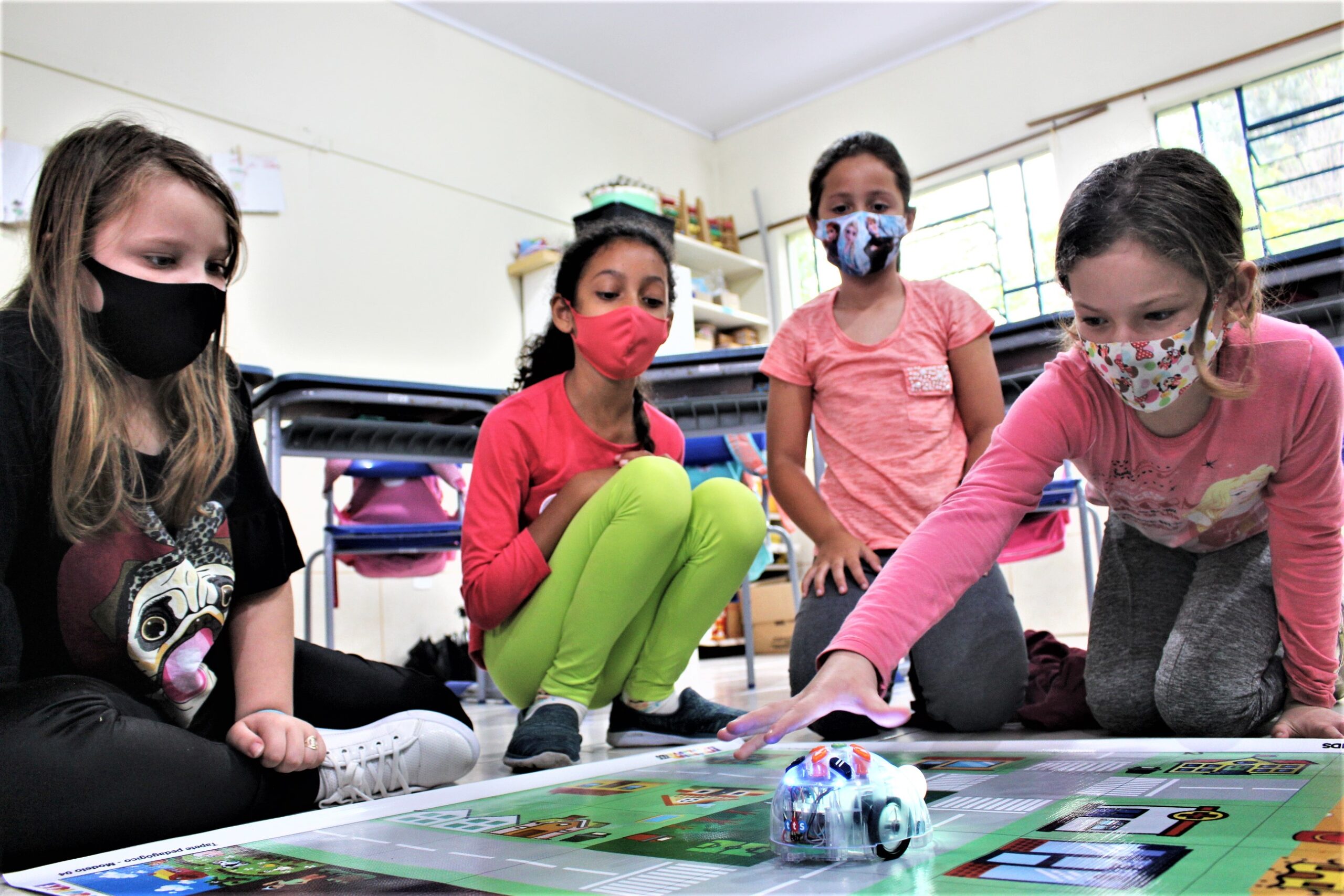 Oficinas de robótica são realizadas durante feira de iniciação científica em Parobé