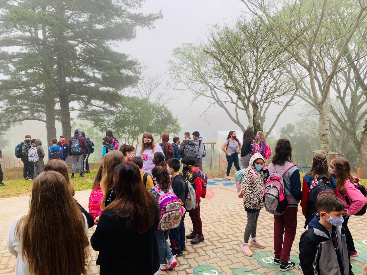 Prefeita e secretária de Educação recepcionam alunos na escola Júlio Maurer em Taquara