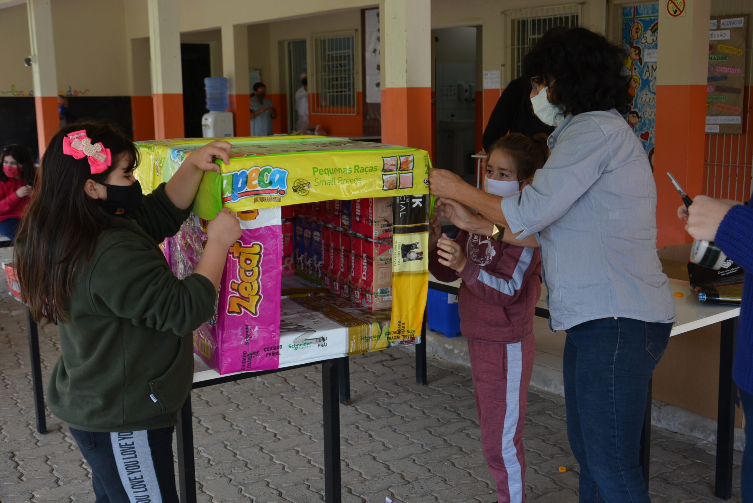 Escolas recebem oficinas para a construção de casas recicláveis para cães  em Taquara