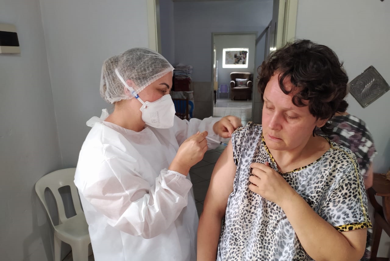 Prefeitura de Taquara aplica dose de reforço da vacina contra a Covid-19 em idosos e imunossuprimidos