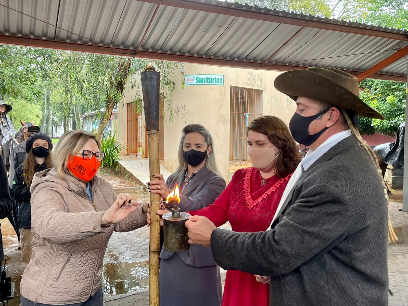 Prefeita Sirlei recebe a Chama Crioula na abertura das comemorações Farroupilhas