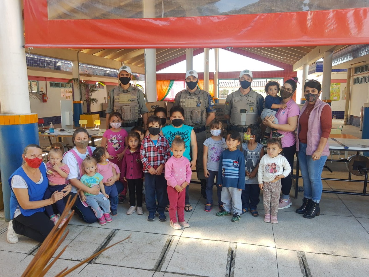 Brigada Militar entrega cestas básicas para alunos da Escola Primeiros Passos de Rolante