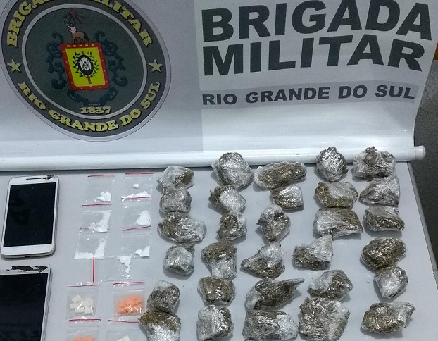 Homem é flagrado com drogas escondidas nas roupas e brinquedo de criança em Três Coroas
