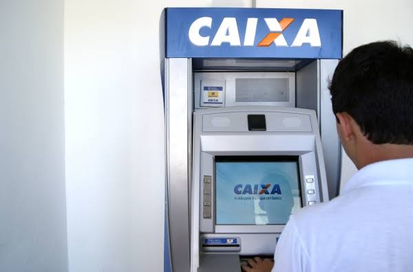 Clientes reclamam de inoperância dos caixas eletrônicos da agência Caixa em Taquara