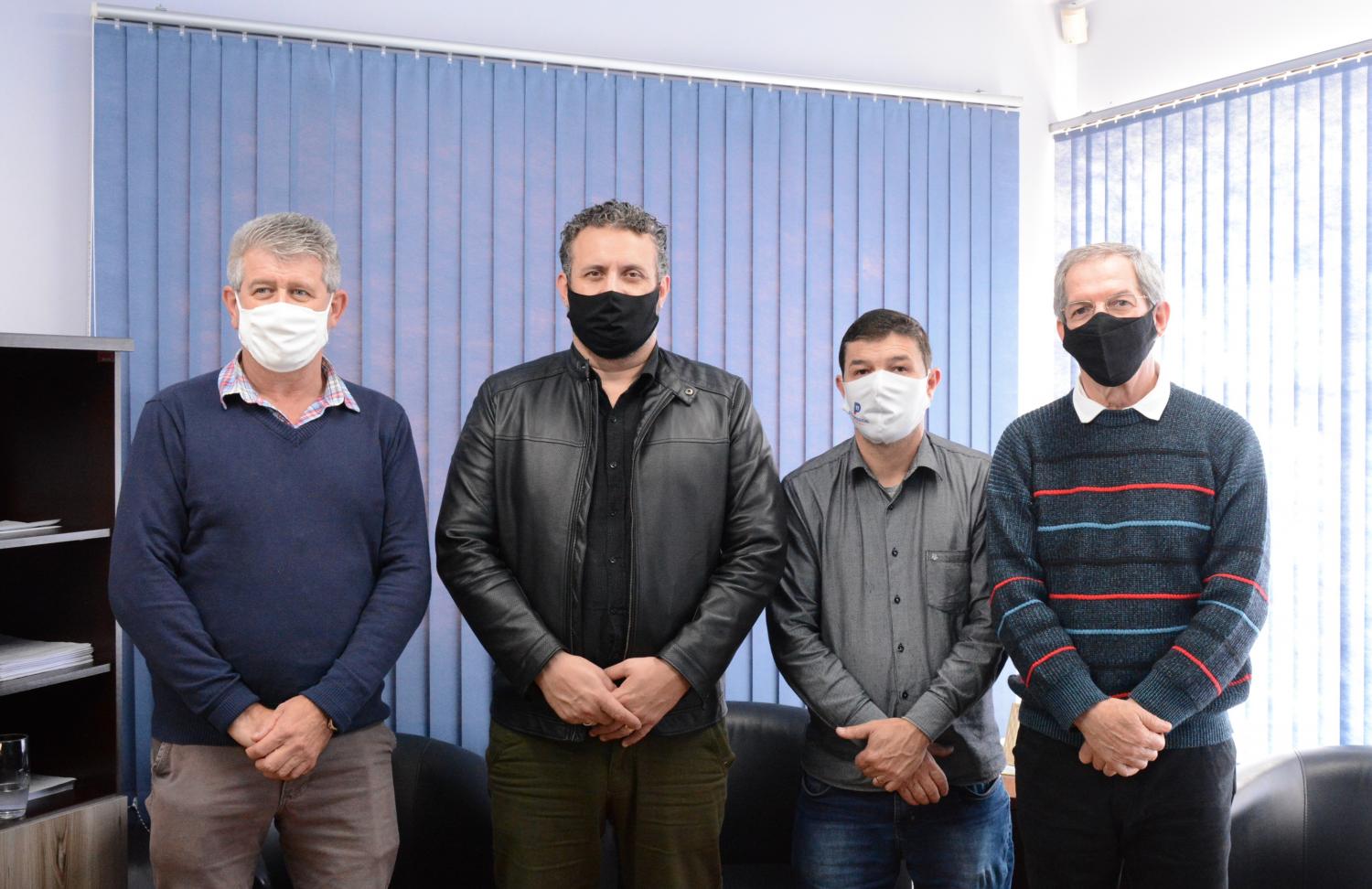 Câmara de Taquara recebe visita do deputado Issur Koch