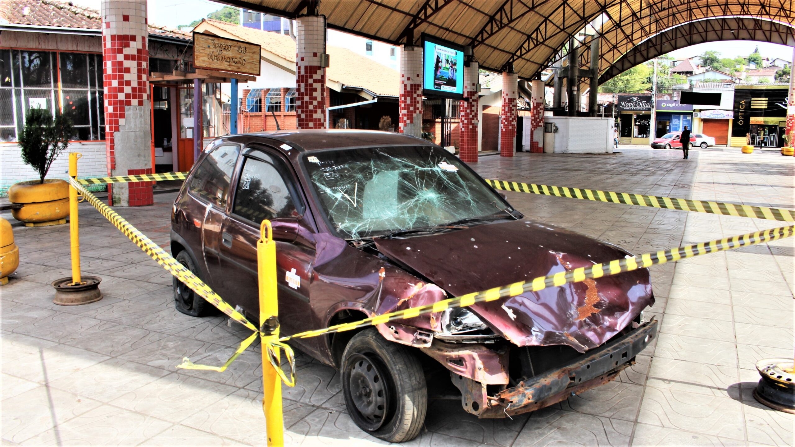 Veículo acidentado é usado em ação para alertar comunidade em Parobé