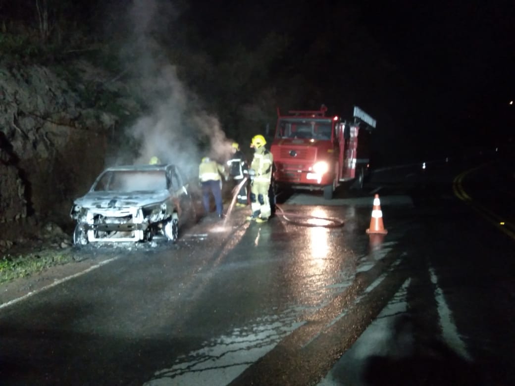 Veículo incendeia na ERS-020 em Taquara