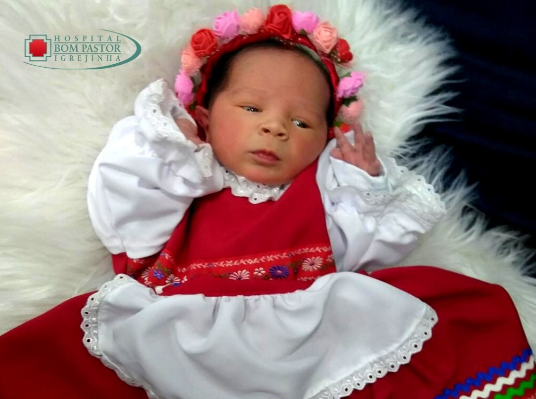 Bebês nascidos em outubro ganham sessão de fotos da Oktoberfest em Igrejinha