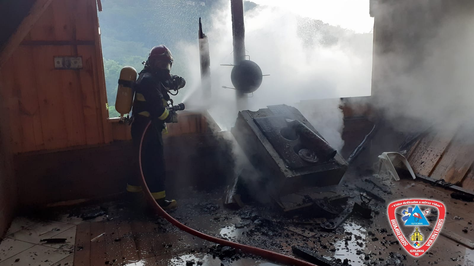 Bombeiros de Igrejinha combatem incêndio no interior do município