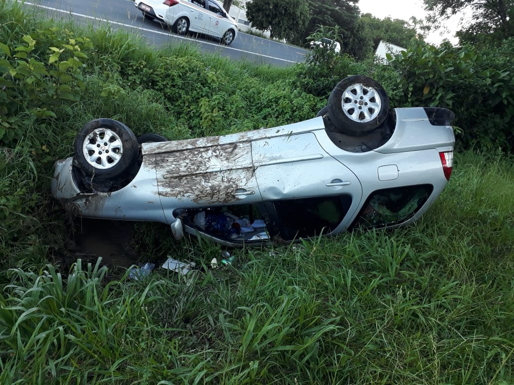 Capotamento de veículo é registrado na ERS-115 em Igrejinha