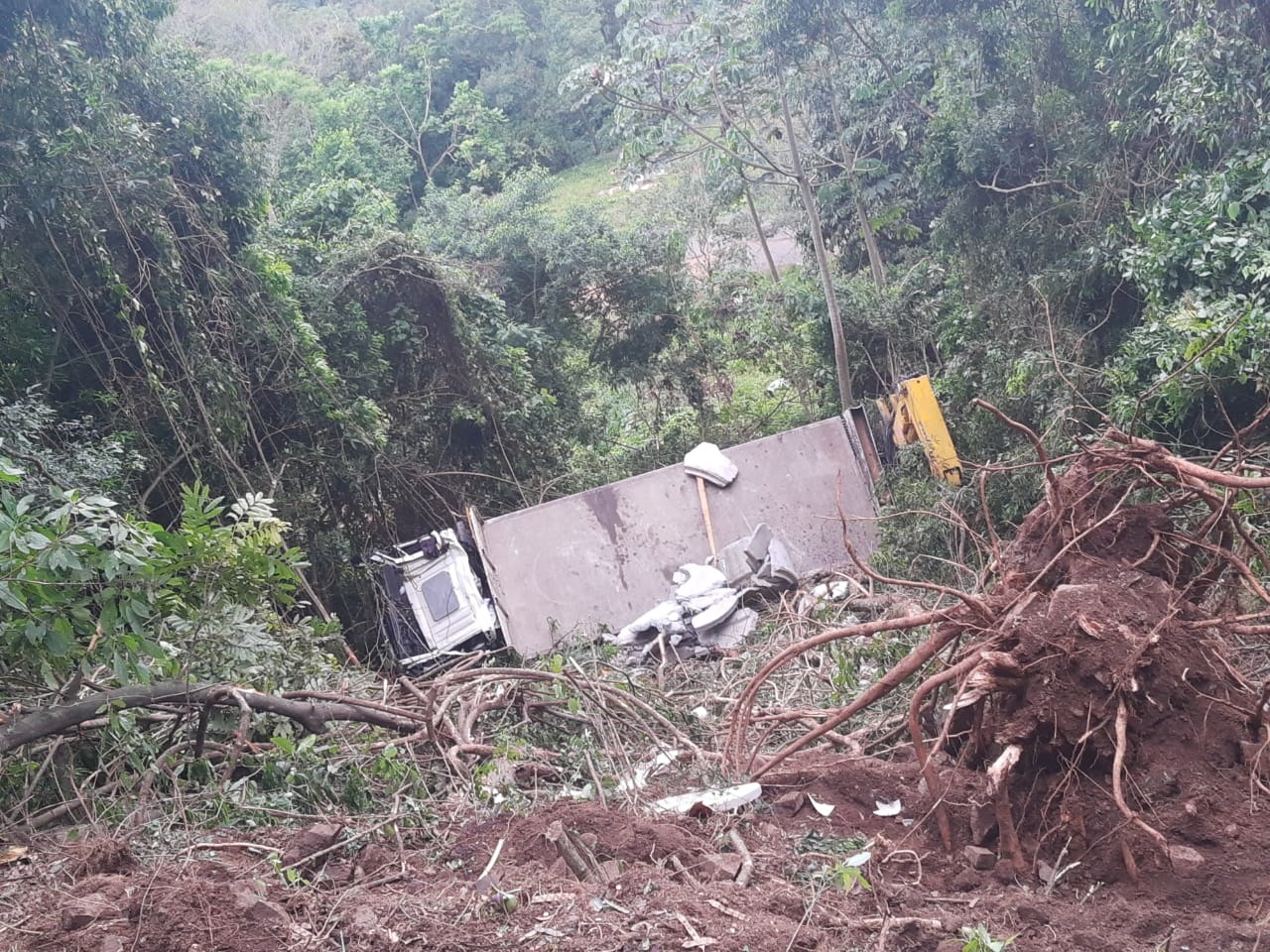ERS-020 será bloqueada em Taquara neste domingo (10) para a retirada de caminhão que caiu em uma ribanceira