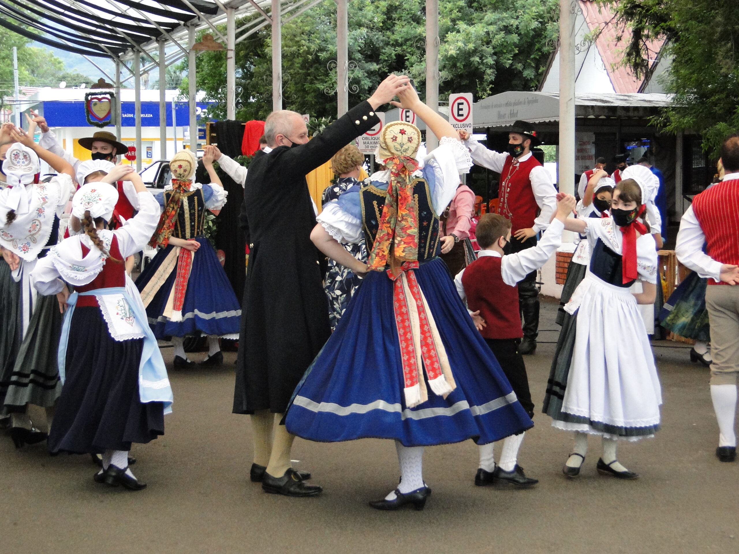 Município de Igrejinha sedia encontro internacional de Danças Folclóricas; veja fotos