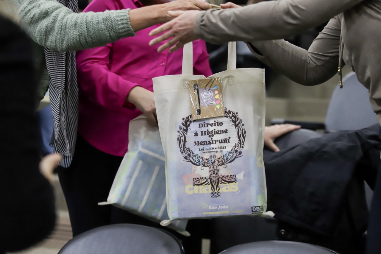 Rede de Farmácias São João faz doação de R$ 20 mil para hospital e 6,4 mil absorventes para escolas públicas