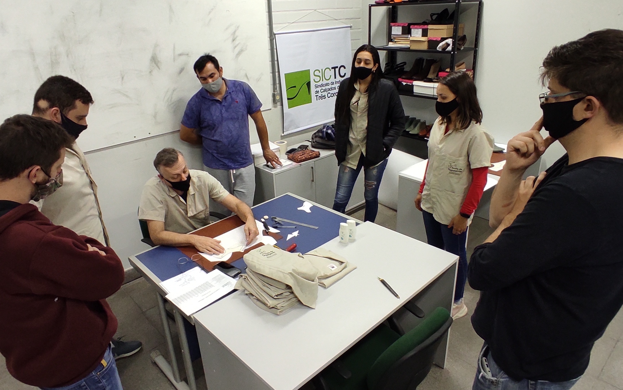 Projeto Escola de Sapateiros qualifica mão-de-obra em Três Coroas