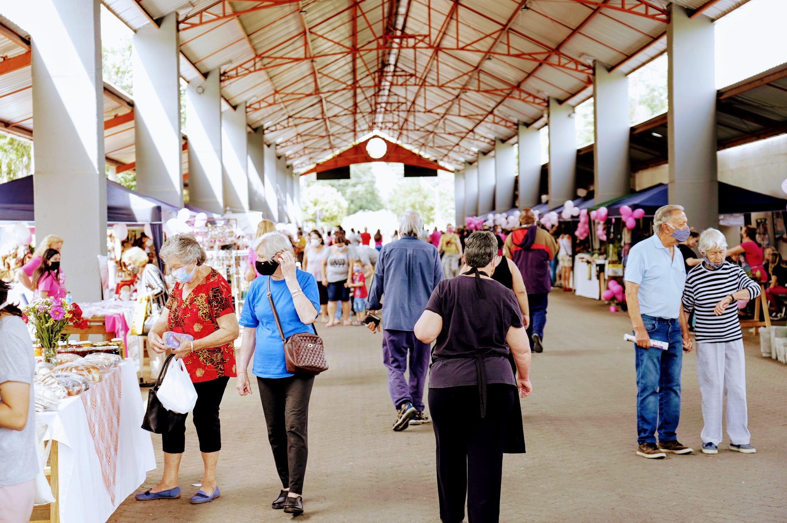 Feira de Artesanato e Dia D “Rosa” movimentam a Rua Coberta de Taquara
