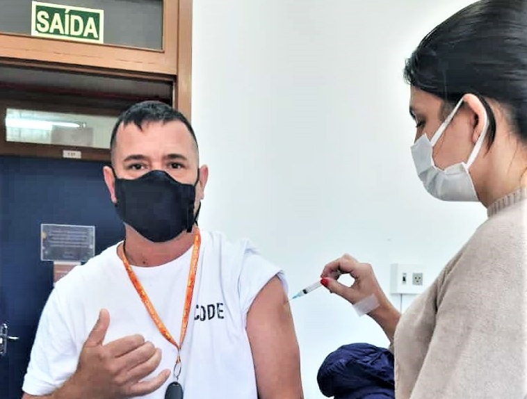 Profissionais da saúde começam a receber a terceira dose da vacina contra o coronavírus em Parobé