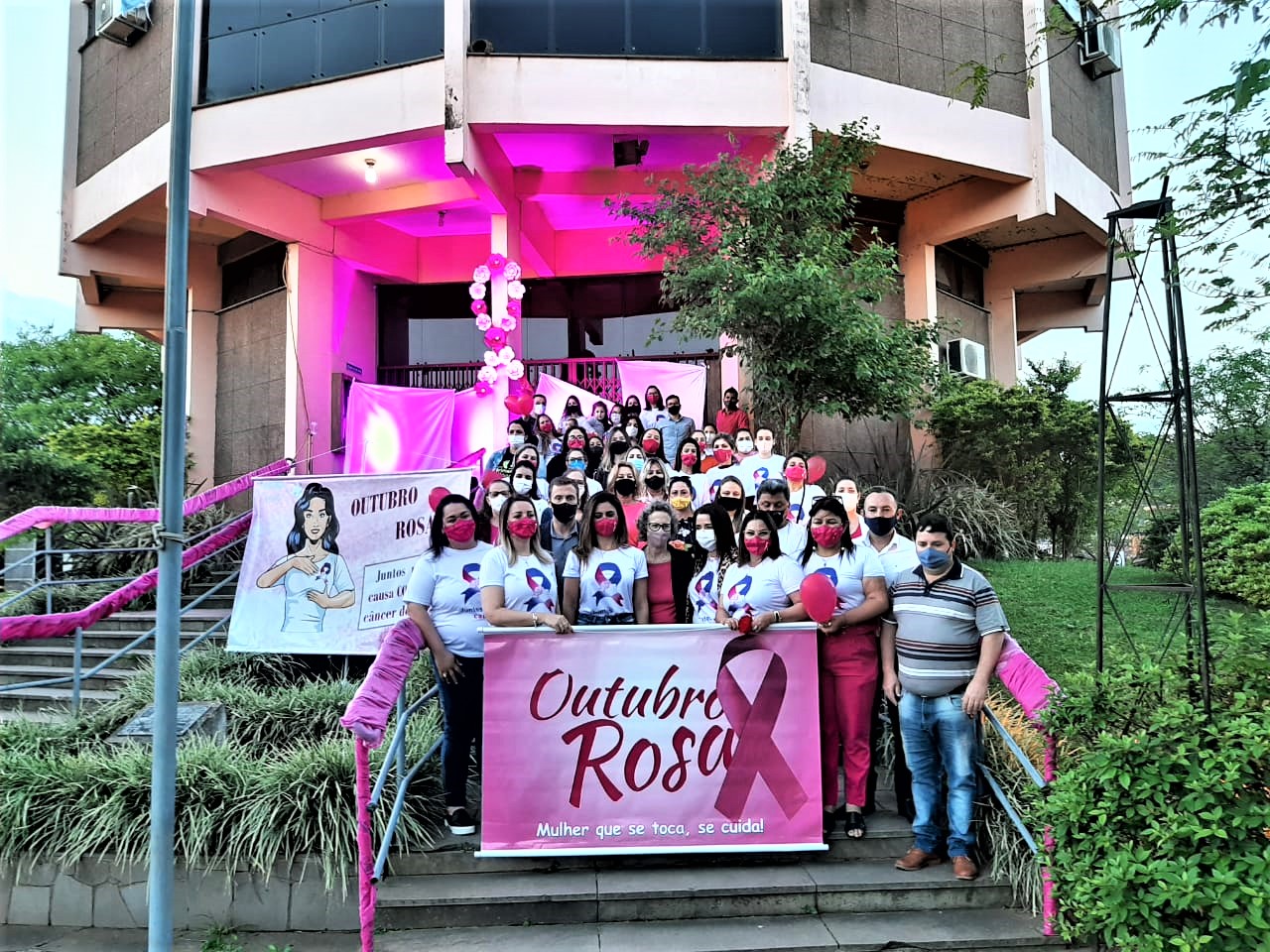 Caminhada promoveu conscientização sobre cuidados contra o câncer de mama em Parobé