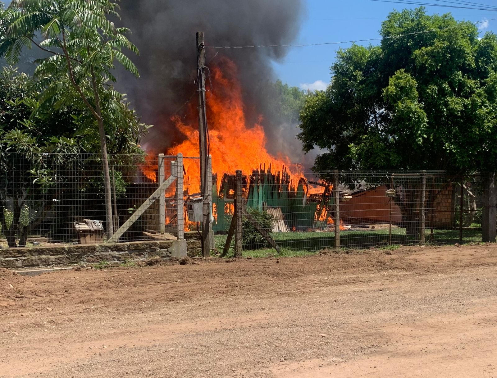 Incêndio provoca a morte de pelo menos duas crianças em Taquara