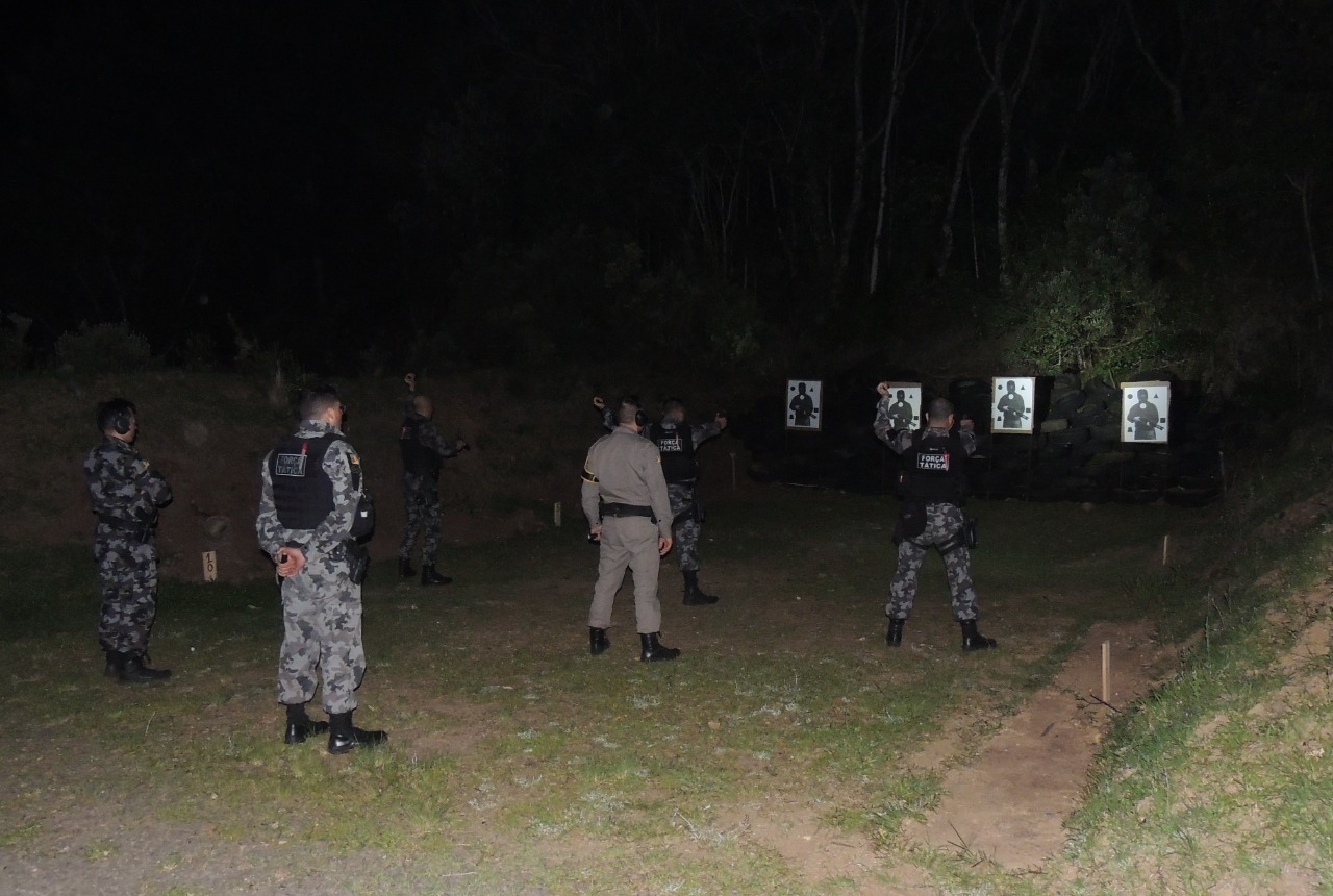 Policiais militares da Força Tática do 1º BPAT participam de instrução de tiro com baixa luminosidade