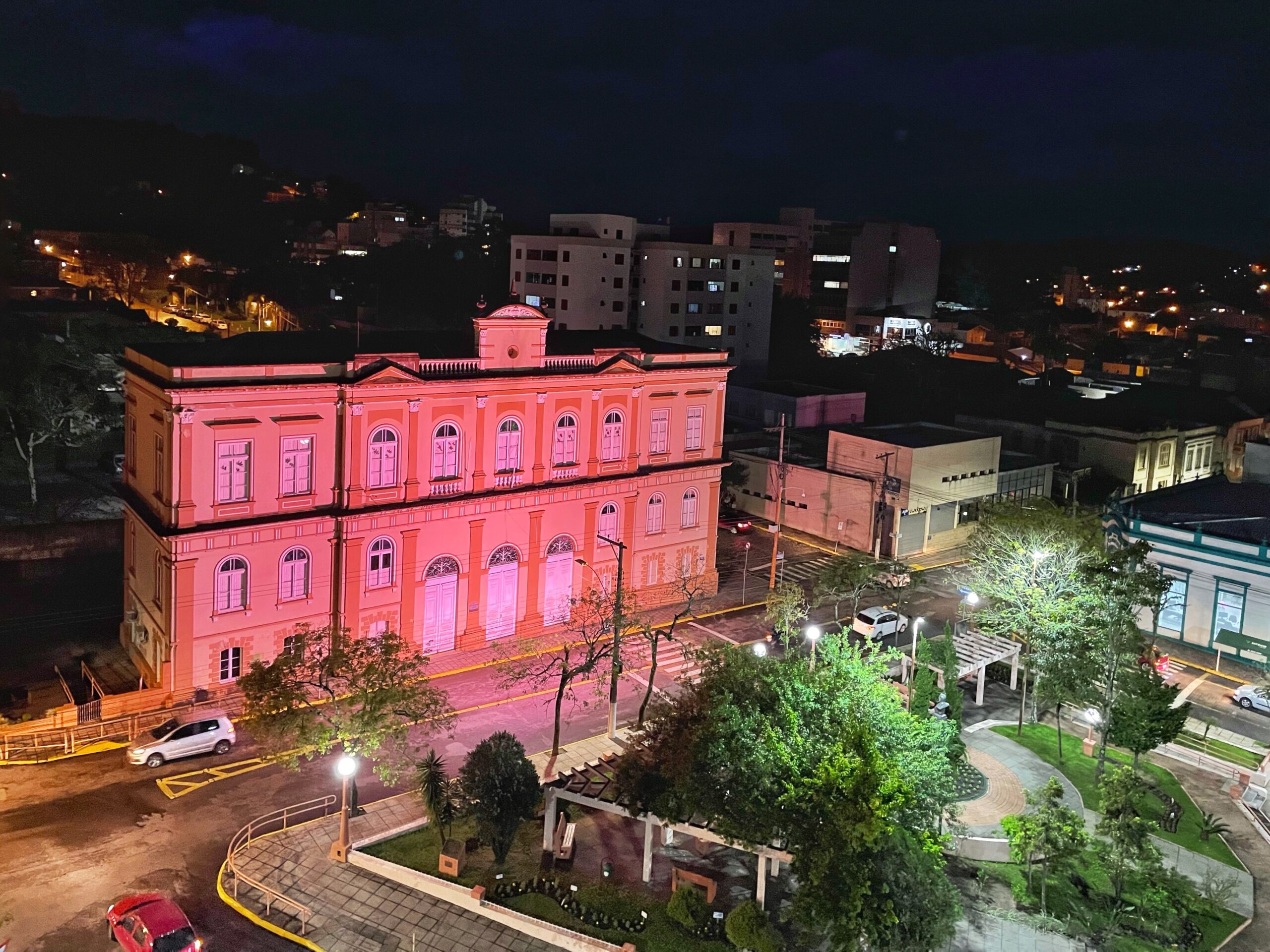 Fachada da Prefeitura de Taquara recebe iluminação especial para o Outubro Rosa