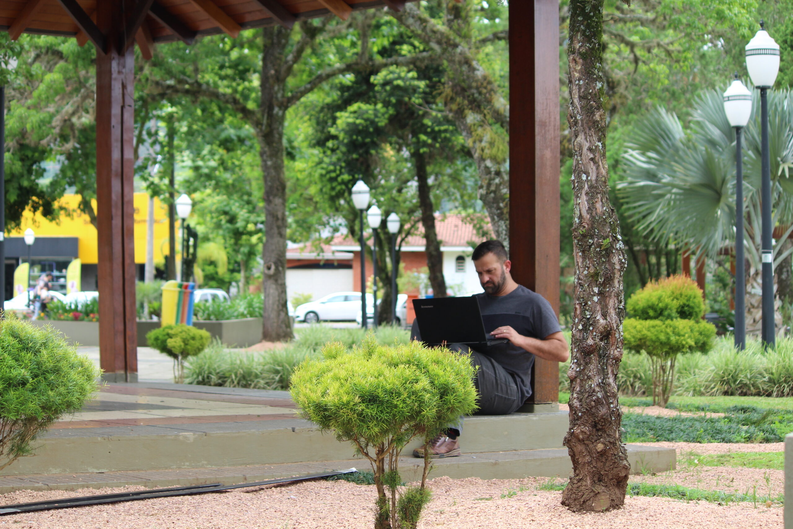 Internet gratuita é disponibilizada aos frequentadores da praça central de Três Coroas