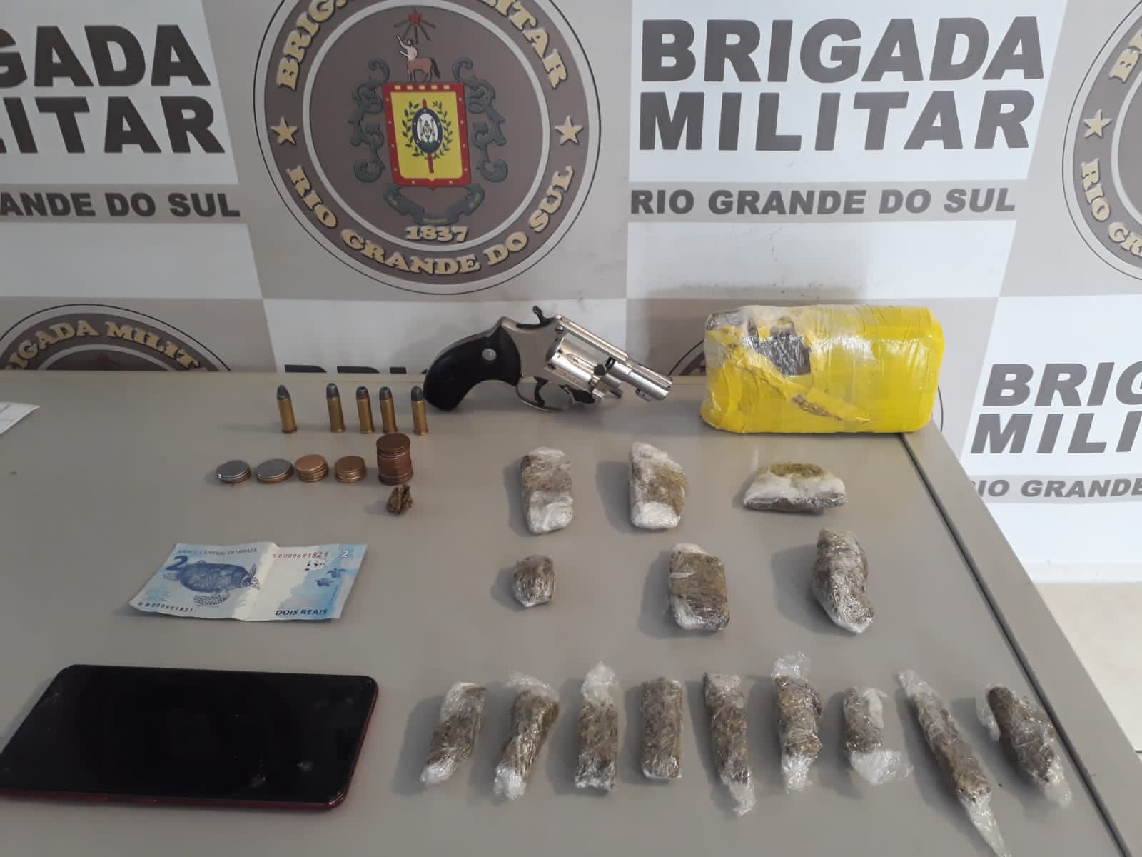 Brigada Militar prende homem por porte ilegal de arma e tráfico de drogas em Taquara