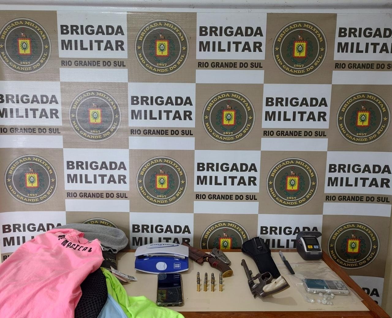 Denúncias levam a prisão de dois suspeitos de extorsão a comerciantes em Parobé