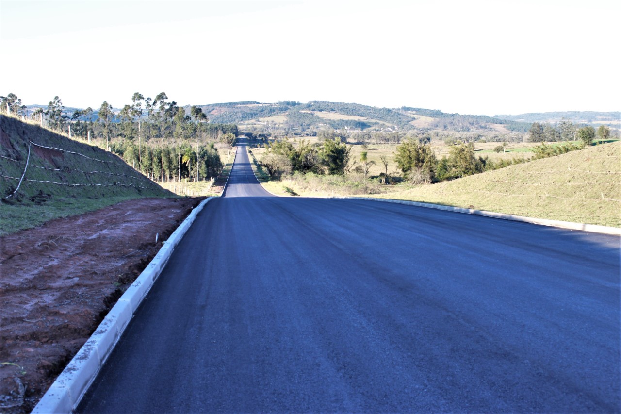 Prefeitura dará início a desvios de trânsito referentes ao asfaltamento do último trecho da Estrada do Pinhal