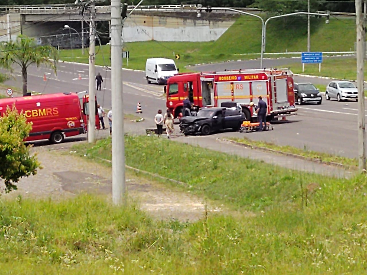 Colisão entre carro e caminhão deixa três pessoas feridas na ERS-115 em Taquara