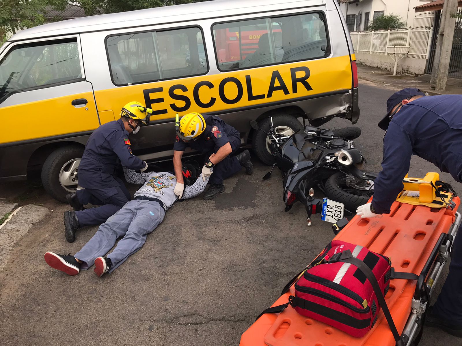 Colisão entre motocicleta e van escolar deixa um homem ferido em Taquara