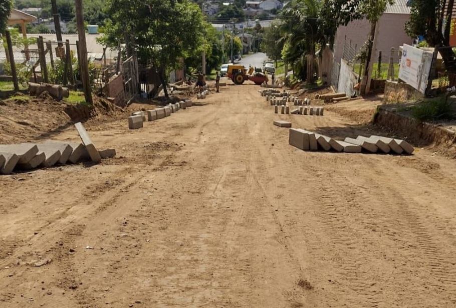 Prefeitura realiza pavimentação de blocos intertravados na rua Aparício Antunes em Parobé