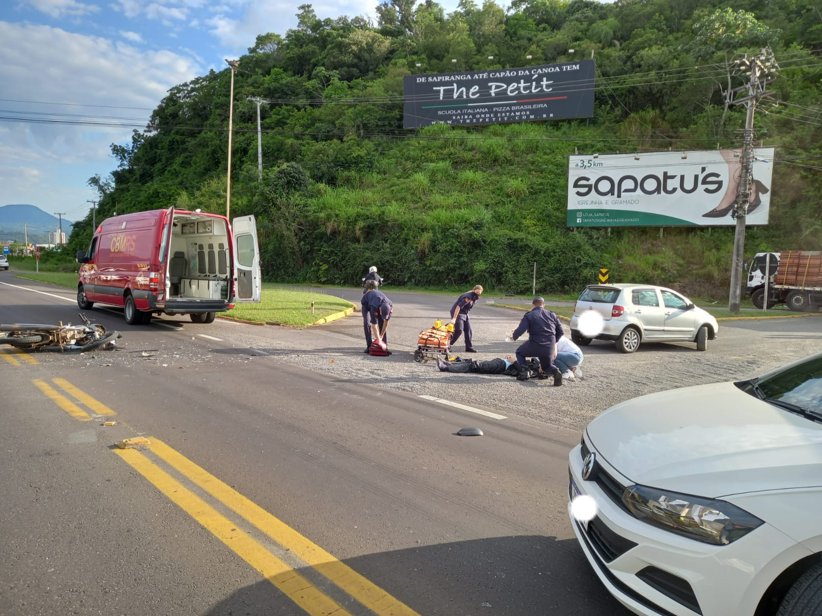 Bombeiros de Taquara e Igrejinha socorrem vítima de colisão entre carro e moto na ERS-115 em Igrejinha