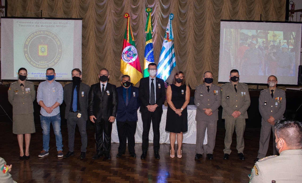 Representantes do Paranhana celebram o 17º aniversário do 1º Batalhão Turístico e recebem a Comenda da Ordem do Mérito